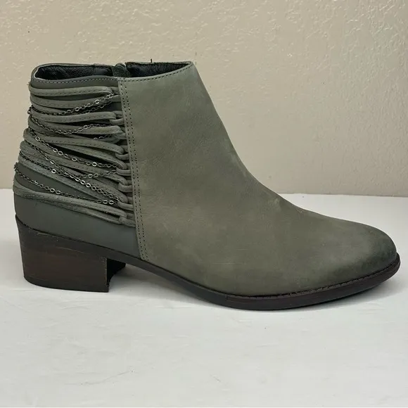 New Steve Madden Chily Gray Leather Ankle Boots  Size 8 Pewter Hardware Chains