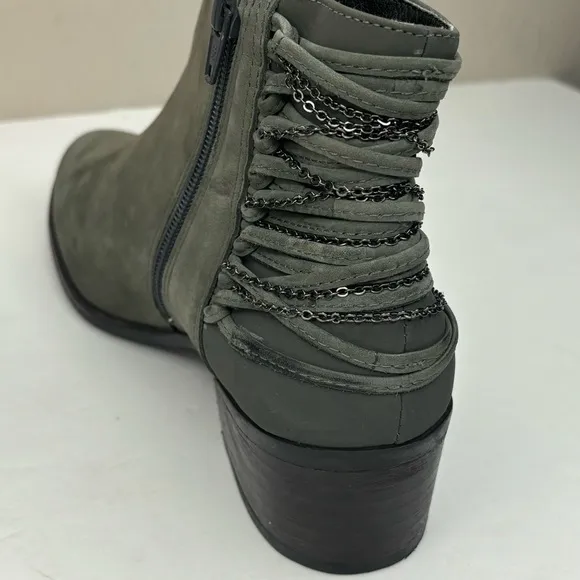 New Steve Madden Chily Gray Leather Ankle Boots  Size 8 Pewter Hardware Chains