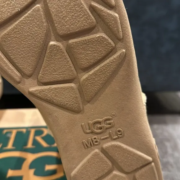 NEW! ULTRA UGG Sand Short boots. Rugged sole, fully-lined shearling sheepskin W9