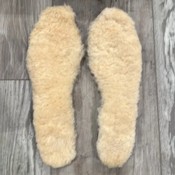 NEW! ULTRA UGG Sand Short boots. Rugged sole, fully-lined shearling sheepskin W9