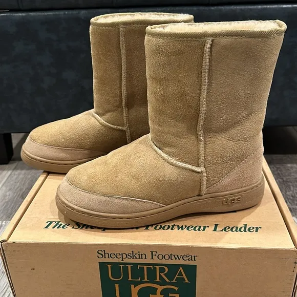 NEW! ULTRA UGG Sand Short boots. Rugged sole, fully-lined shearling sheepskin W9