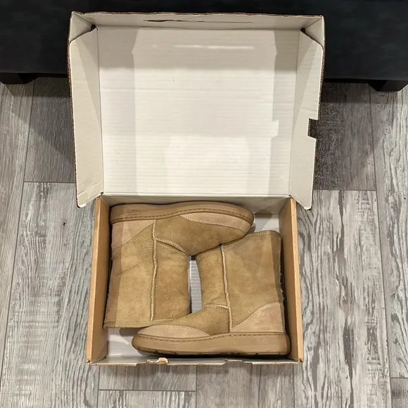 NEW! ULTRA UGG Sand Short boots. Rugged sole, fully-lined shearling sheepskin W9