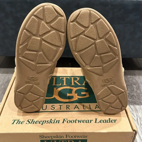 NEW! ULTRA UGG Sand Short boots. Rugged sole, fully-lined shearling sheepskin W9