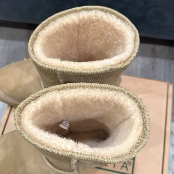 NEW! ULTRA UGG Sand Short boots. Rugged sole, fully-lined shearling sheepskin W9