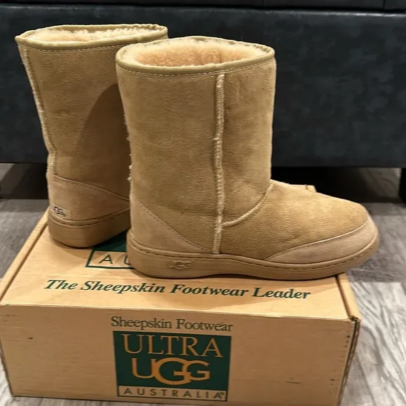 NEW! ULTRA UGG Sand Short boots. Rugged sole, fully-lined shearling sheepskin W9