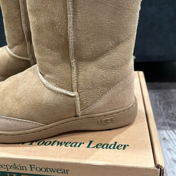NEW! ULTRA UGG Sand Short boots. Rugged sole, fully-lined shearling sheepskin W9