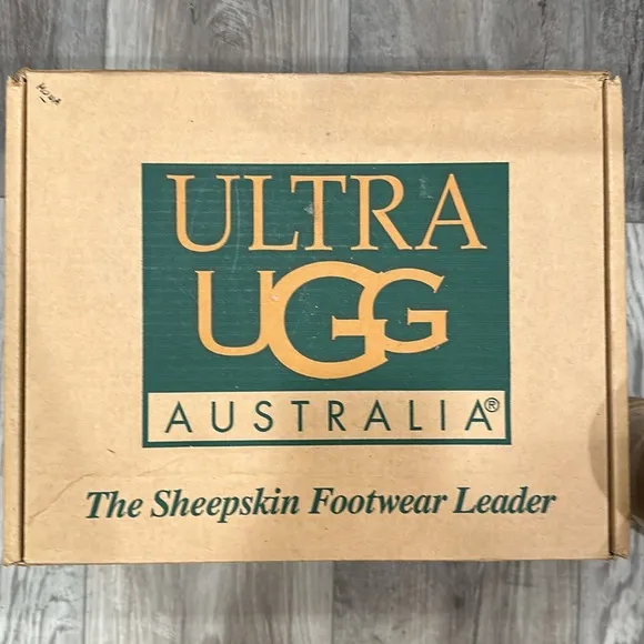 NEW! ULTRA UGG Sand Short boots. Rugged sole, fully-lined shearling sheepskin W9