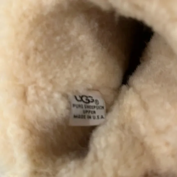 NEW! ULTRA UGG Sand Short boots. Rugged sole, fully-lined shearling sheepskin W9