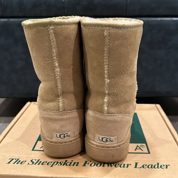 NEW! ULTRA UGG Sand Short boots. Rugged sole, fully-lined shearling sheepskin W9