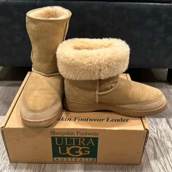 NEW! ULTRA UGG Sand Short boots. Rugged sole, fully-lined shearling sheepskin W9