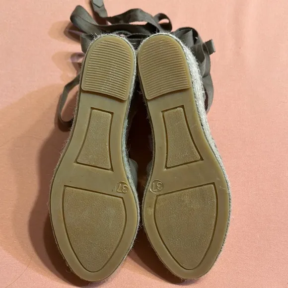 New Valentino Women's Cream Leather Shoes. Gold Logo. Size 37. With dust…
