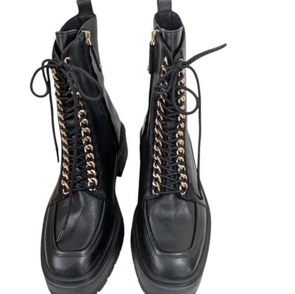 NEW....Sam Edelman Lovrin Black Bootie.... Size...8