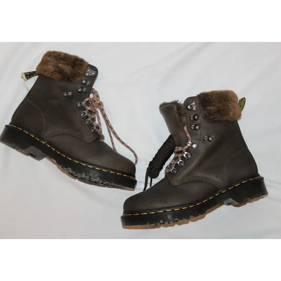 NIB Dr. Martens Womens‎ 1460 Serena Collar Leather Boots