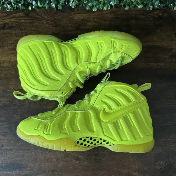 Nike Foamposite Pro Volt Lime Green Neon 843755-702 Youth Size 2 Shoes