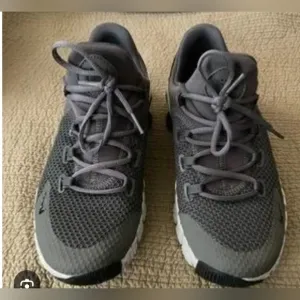Nike Men's Free Metcon 4 Gray Black And White Athletic Shoes Size 9.5