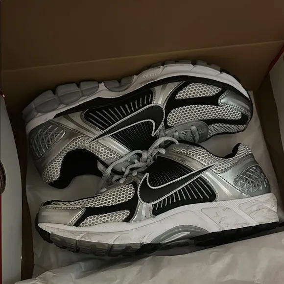 Nike Vomero Black and White Running Shoes Men 8, Women 9