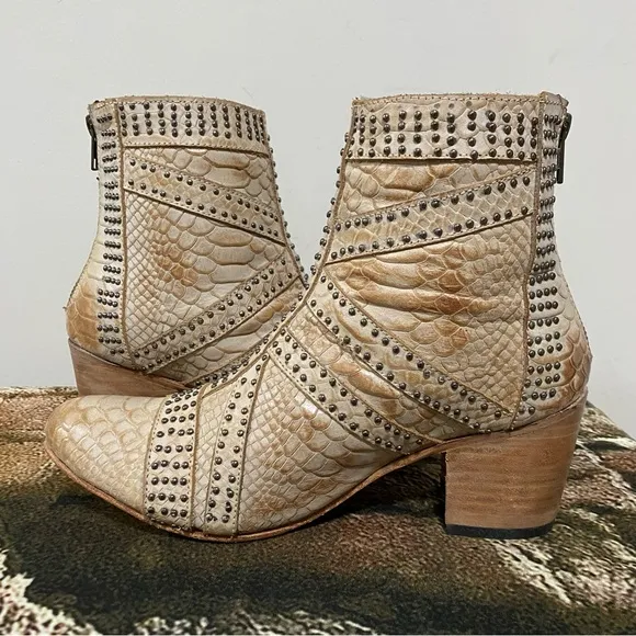 NWOB Freebird Taupe Nelle Boots Size 9