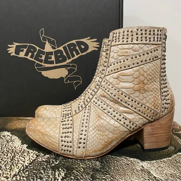 NWOB Freebird Taupe Nelle Boots Size 9