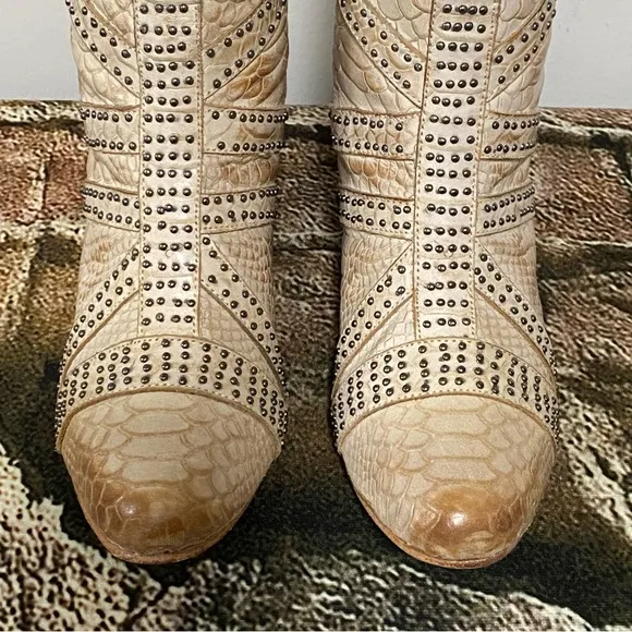 NWOB Freebird Taupe Nelle Boots Size 9