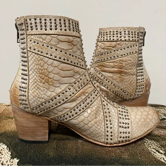 NWOB Freebird Taupe Nelle Boots Size 9