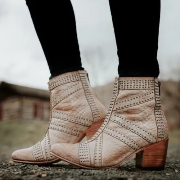 NWOB Freebird Taupe Nelle Boots Size 9