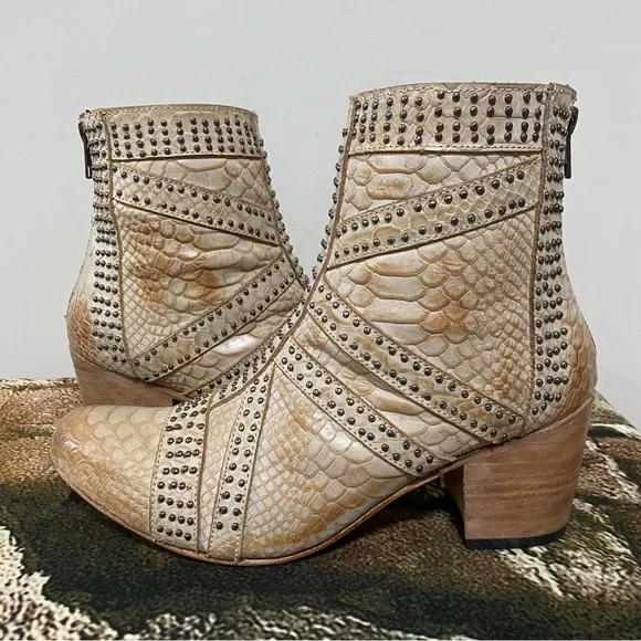 NWOB Freebird Taupe Nelle Boots Size 9