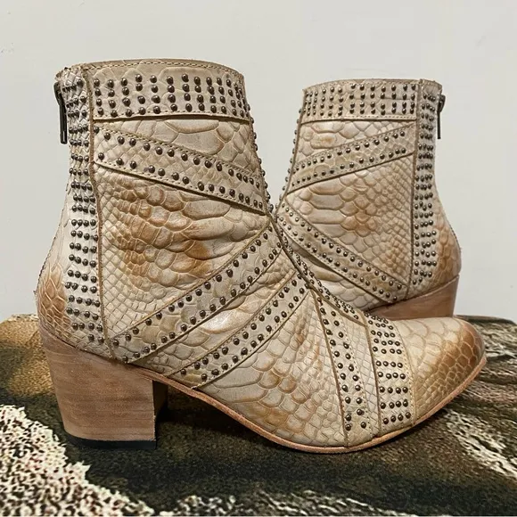 NWOB Freebird Taupe Nelle Boots Size 9