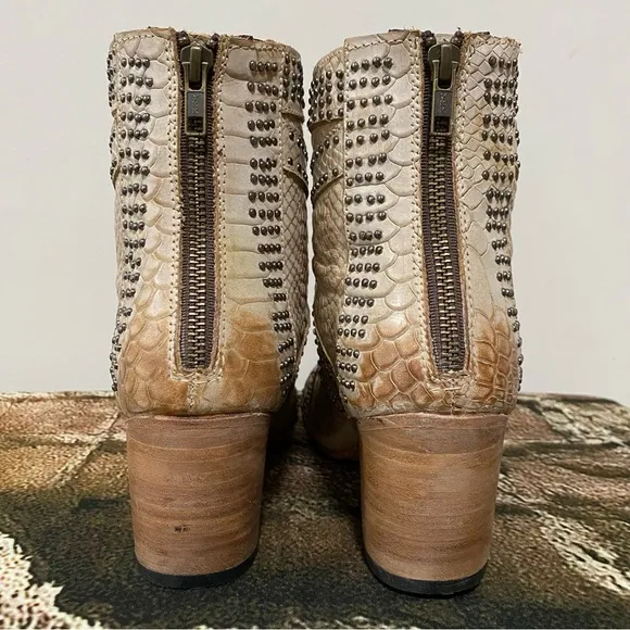 NWOB Freebird Taupe Nelle Boots Size 9