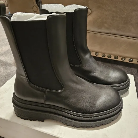 NWOT good american leather chelsea boots