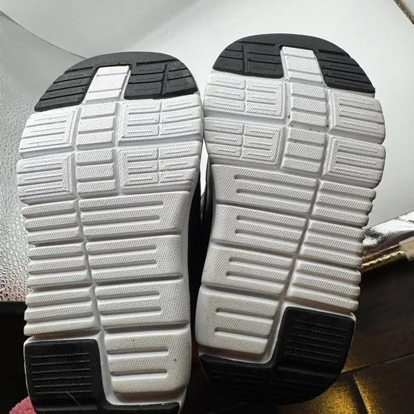 NWOT Toddler 6 Boys Black and Orange Dinosaur Winter Snow Boots w Velcro Closure