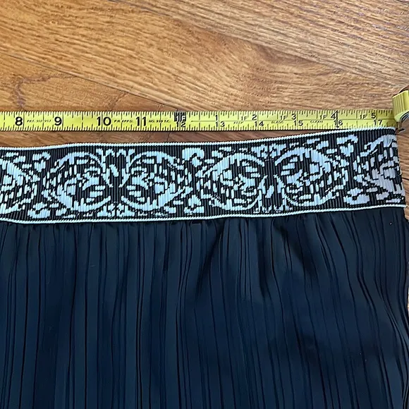 👠❌💥NWOTStylishpleated full lengthskirt.Eyelet Design.