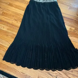 👠❌💥NWOTStylishpleated full lengthskirt.Eyelet Design.