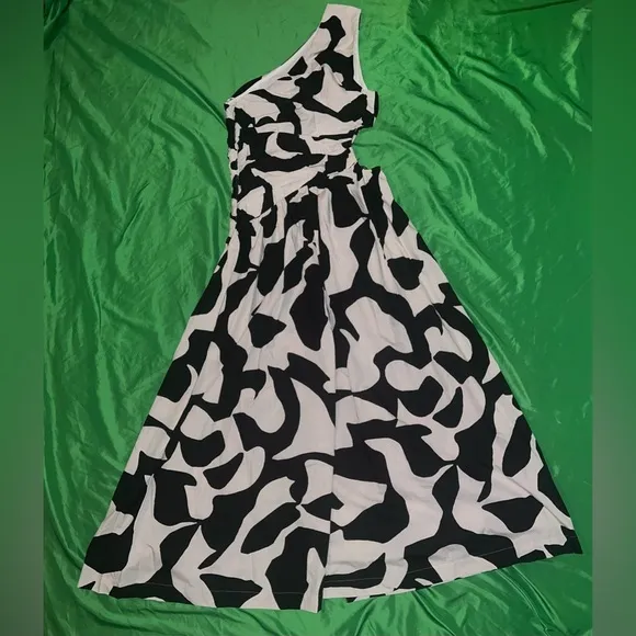 NWT Abercrombie &amp; Fitch Black and White One-Shoulder Dress size SmallP