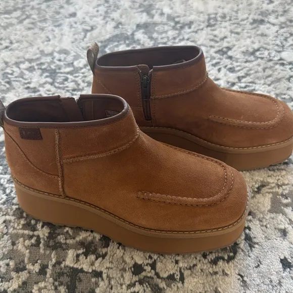 NWT chestnut Ugg cityfunc Ultra mini bootie size 8