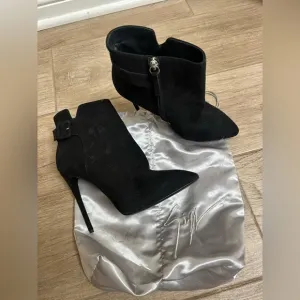 NWT Giuseppe Zanotti Pointy Suede Black Ankle Boots Shoes