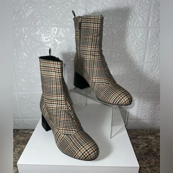 NWT Monki Houndstooth Boots