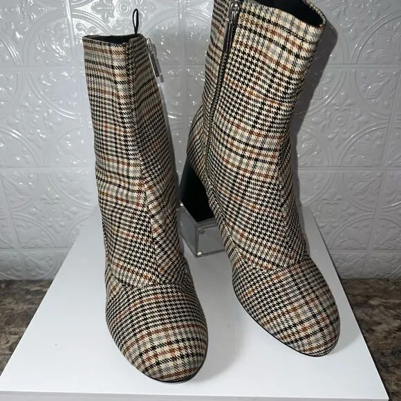 NWT Monki Houndstooth Boots