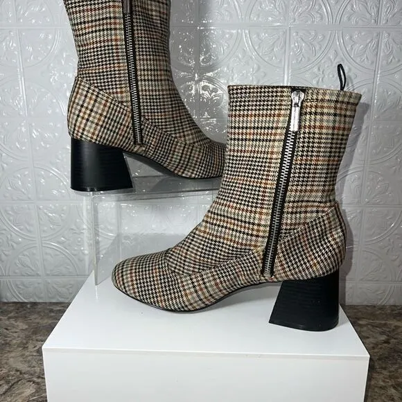 NWT Monki Houndstooth Boots