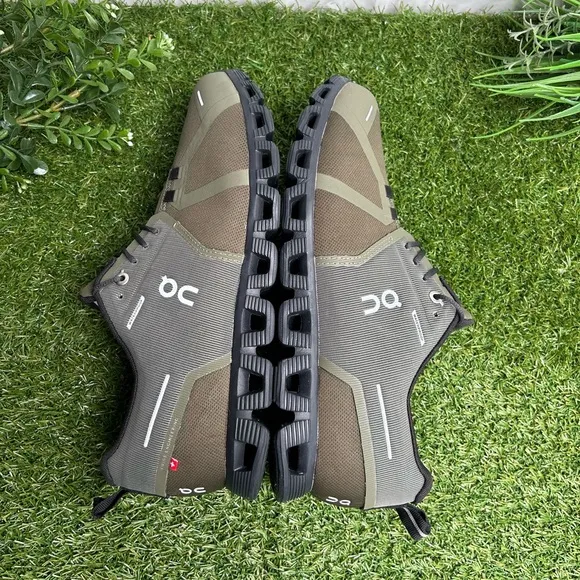 On Cloud 5 Waterproof Shoes in Olive | Black - Men size 11 new