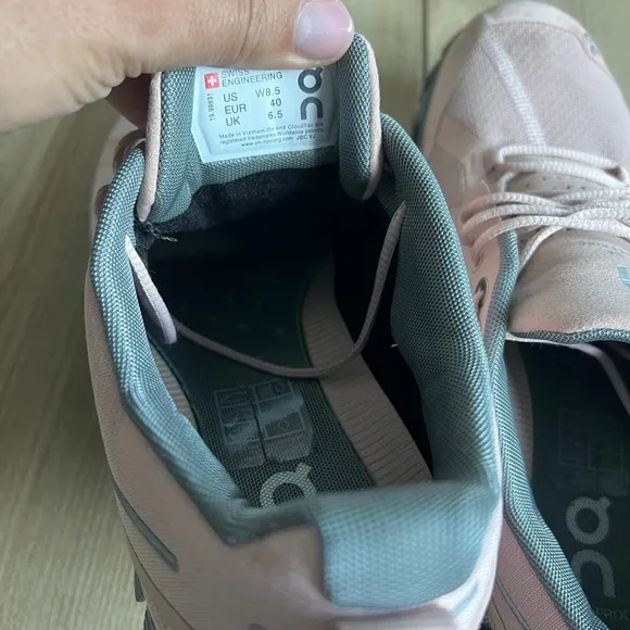 ON Cloud Waterproof Low-Top Running Sneakers