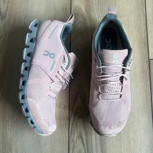 ON Cloud Waterproof Low-Top Running Sneakers
