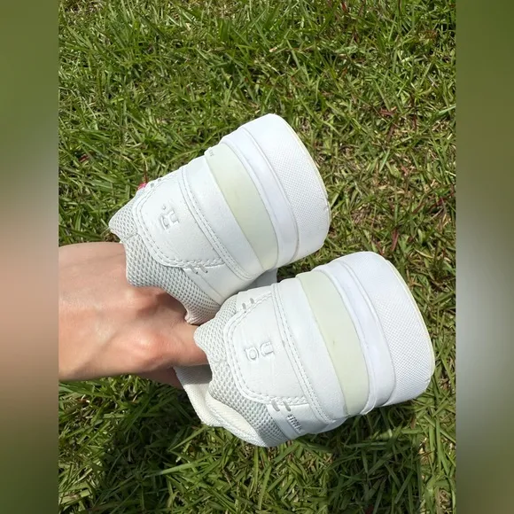 On the Roger advantage women’s white shoes size 7