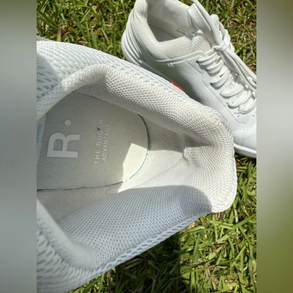 On the Roger advantage women’s white shoes size 7