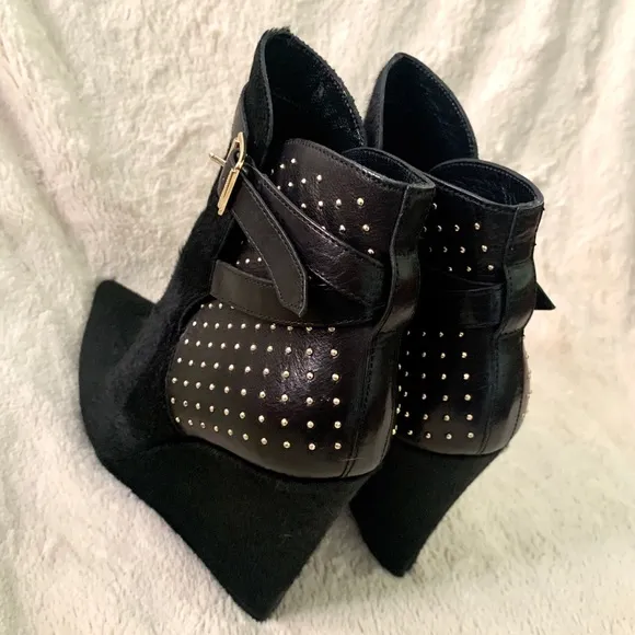 👑✅PRICE FIRM✅NO OFFERS SUPER SALE!! 👑AUTHENTIC Burberry Wedge Fur Ankle Boots.