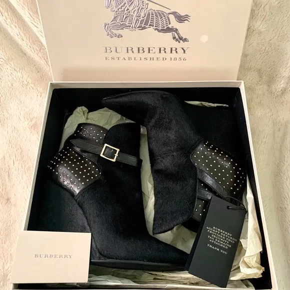 👑✅PRICE FIRM✅NO OFFERS SUPER SALE!! 👑AUTHENTIC Burberry Wedge Fur Ankle Boots.