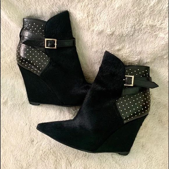 👑✅PRICE FIRM✅NO OFFERS SUPER SALE!! 👑AUTHENTIC Burberry Wedge Fur Ankle Boots.