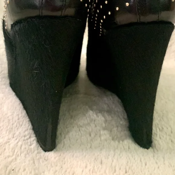 👑✅PRICE FIRM✅NO OFFERS SUPER SALE!! 👑AUTHENTIC Burberry Wedge Fur Ankle Boots.