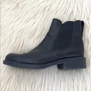 Roots Black Leather Ankle Boots Made in Canada sz 6.5 - Like a Mew