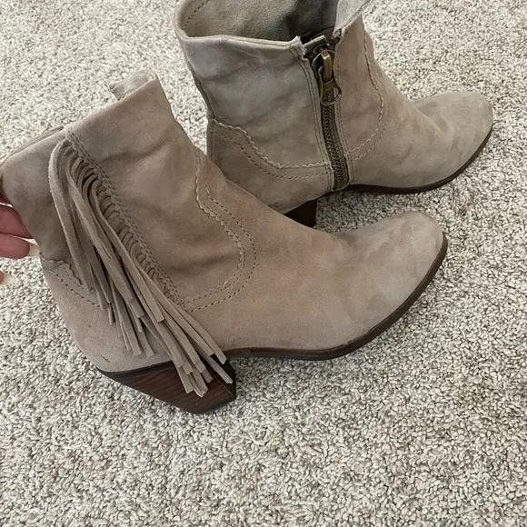 Sam Edelman Louise fringe nude women’s suede booties boots heels size 8