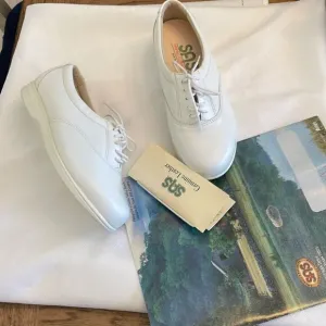 SAS WHITE LEATHER COMFORT SHOES.  NEW.